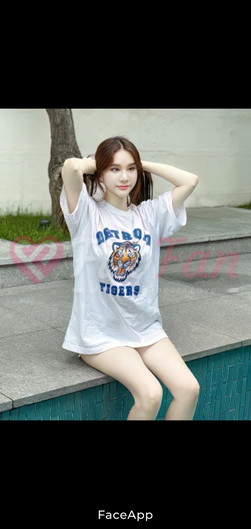 Pim ไซด์ไลน์ ลาดพร้าว ใส่เสื้อยืดขาว นั่งขอบสระ ถ่ายภาพน่ารักเป็นกันเอง