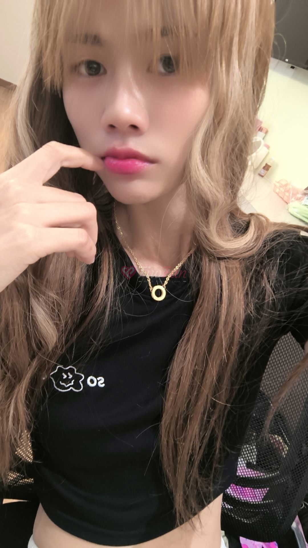 ฟองเบียร์ ใส่ชุดแดงนั่งโซฟา สาวไซไลรัชดา โพสสวยงาม