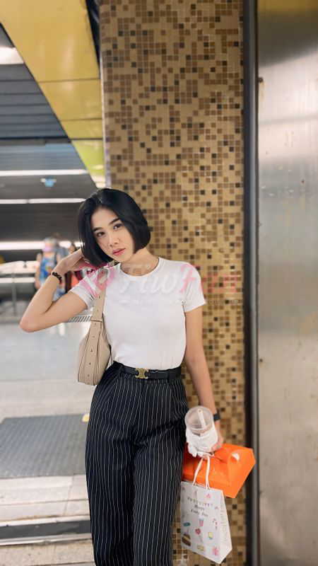 Candy fiwfan สาวไซด์ไลน์ ใส่เสื้อยืดขาว กางเกงลายทาง ยืนโพสถือของที่สถานี ลาดพร้าว