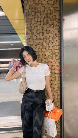 Candy fiwfan สาวไซด์ไลน์ ใส่เสื้อยืดขาว กางเกงลายทาง ยืนโพสถือของที่สถานี ลาดพร้าว