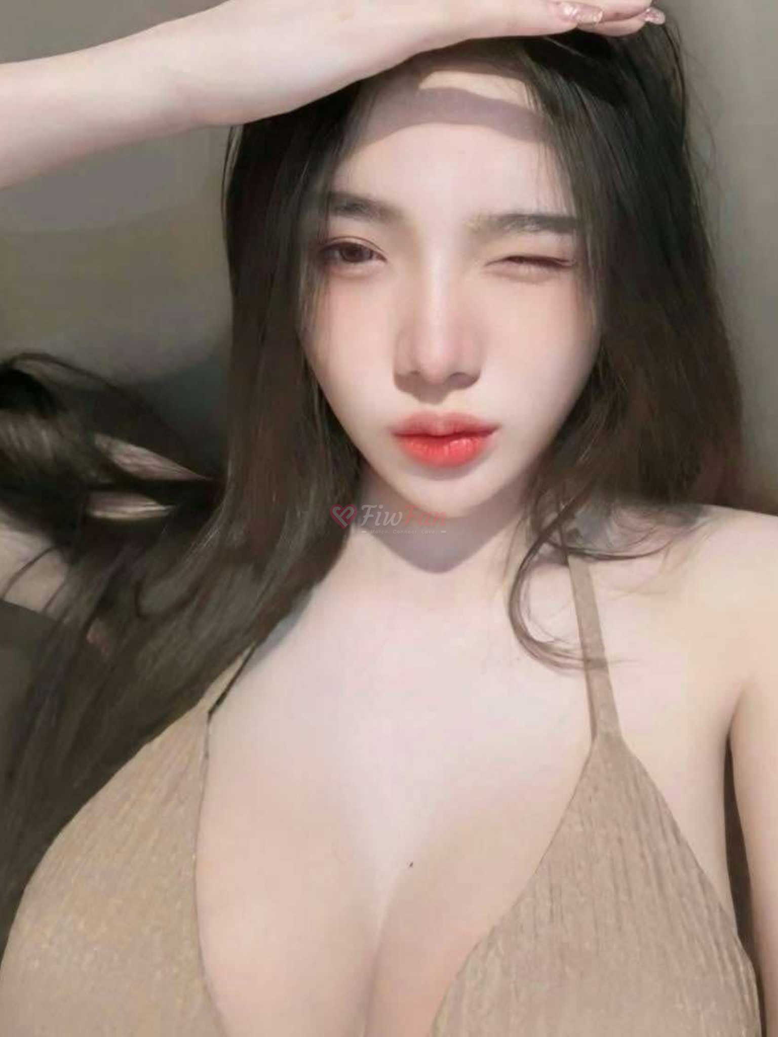 แอนนี สาวไซไล รัชดา ถ่ายรูปใกล้ชิดในชุดบิกินีสีเบจ