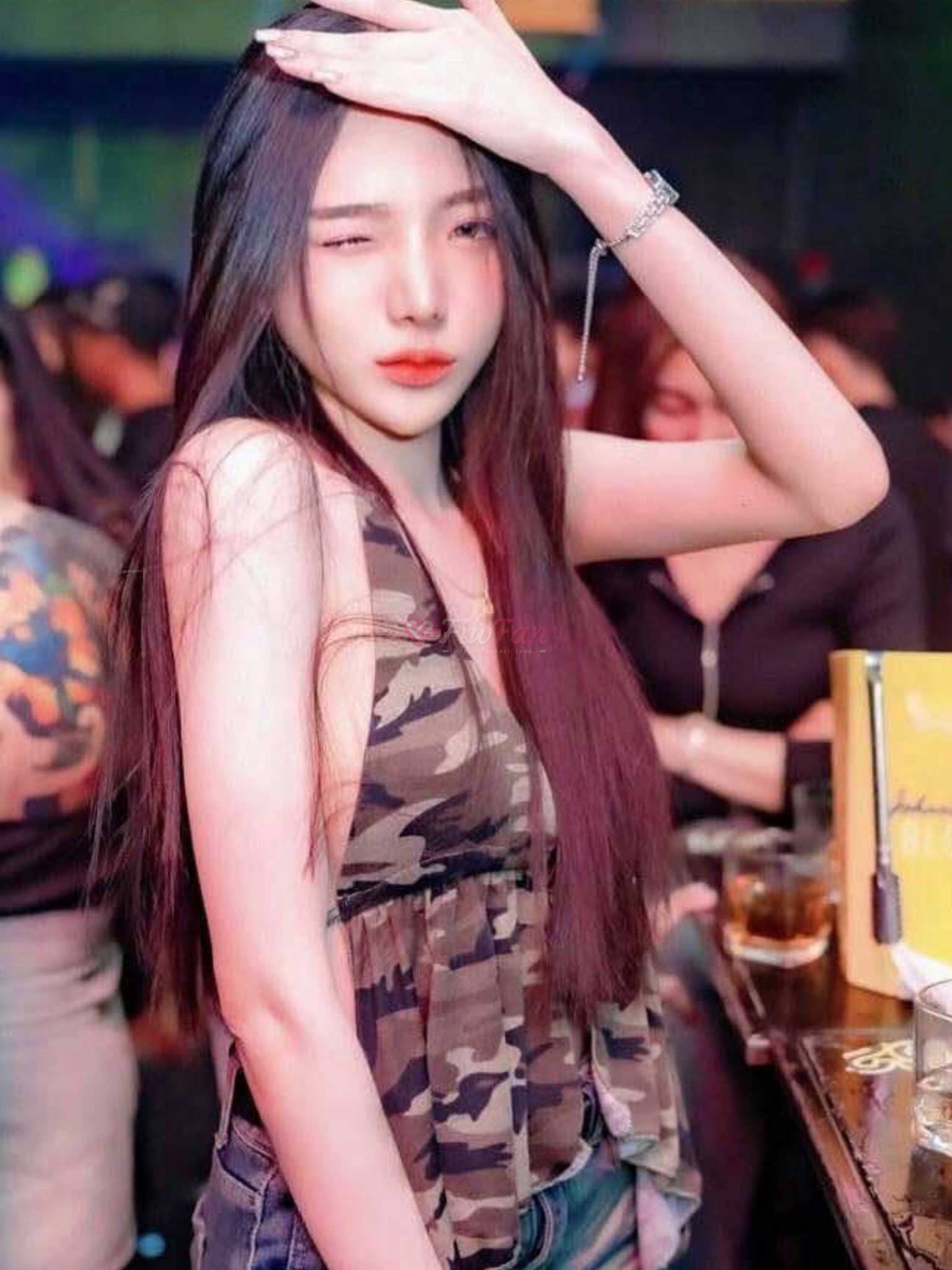 แอนนี สาวไซด์ไลน์ รัชดา โพสต์ท่าในชุดลายทหารที่บาร์