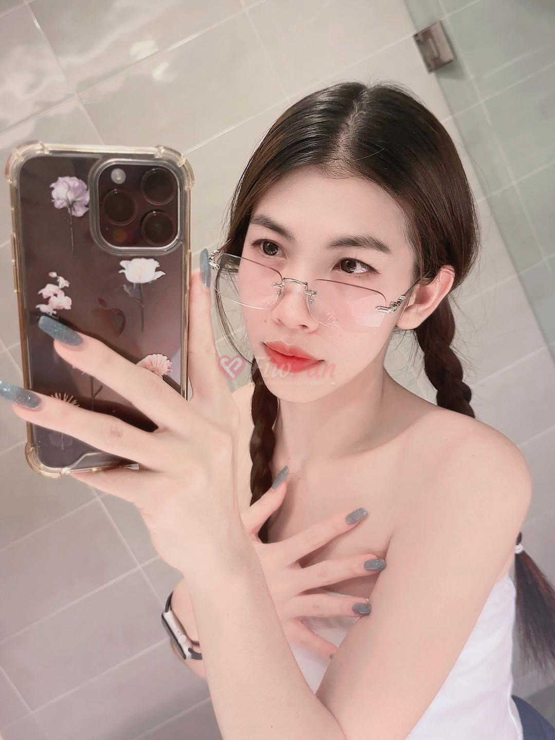 ฟ้าใส ไซด์ไลน์ใส่แว่นถ่ายเซลฟี่ในห้องน้ำสุดน่ารัก fiwfan