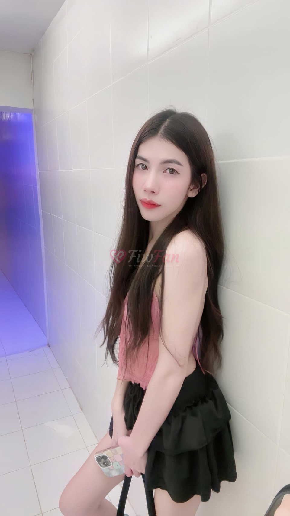 ฟ้าใส ไซด์ไลน์ยืนพิงกำแพงในชุดกระโปรงสั้นเพชรเกษม fiwfan