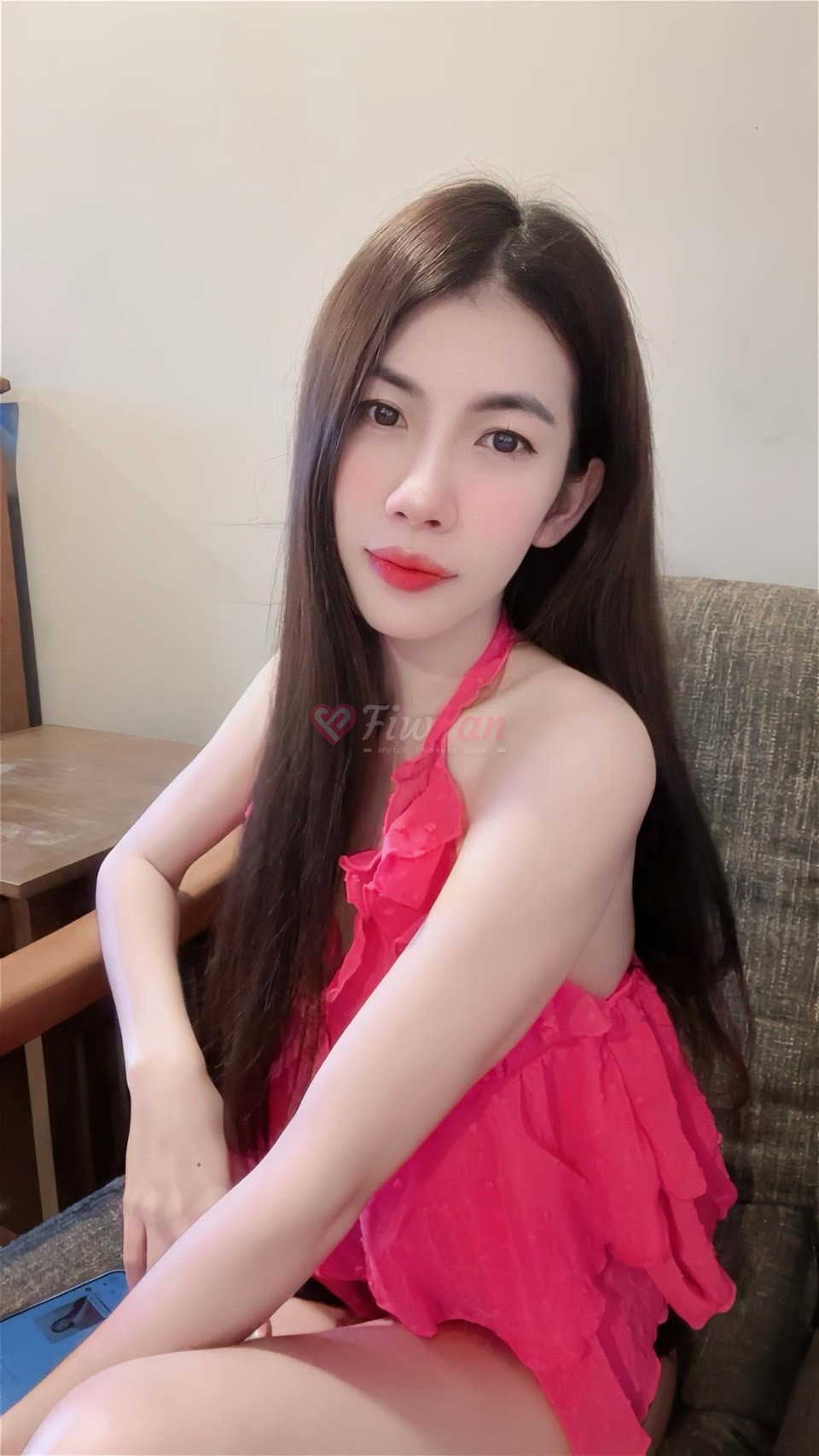 ฟ้าใส สาวไซด์ไลน์สุดแซ่บ นั่งบนโซฟาในชุดเดรสสีชมพูสด fiwfan