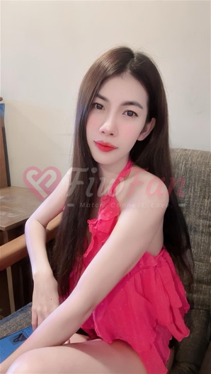 ฟ้าใส สาวไซด์ไลน์สุดแซ่บ นั่งบนโซฟาในชุดเดรสสีชมพูสด fiwfan