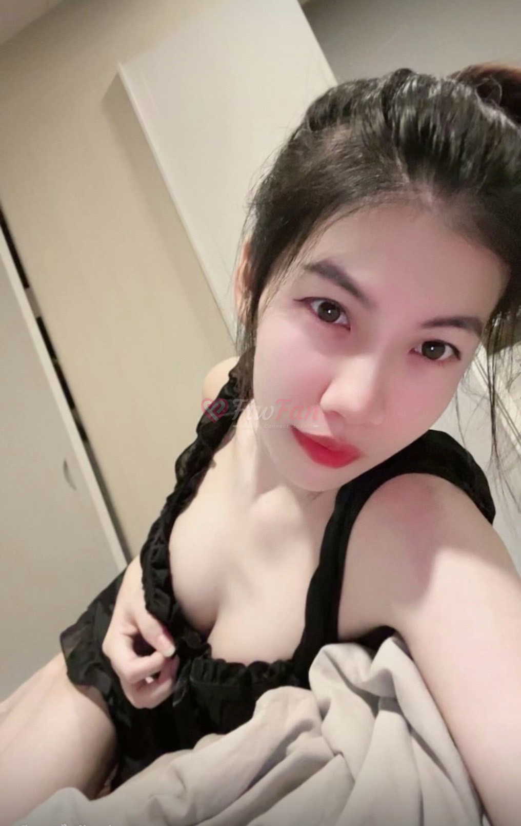 ฟ้าใส ไซด์ไลน์เพชรเกษม ใส่ชุดนอนดำถ่ายเซลฟี่บนเตียง fiwfan