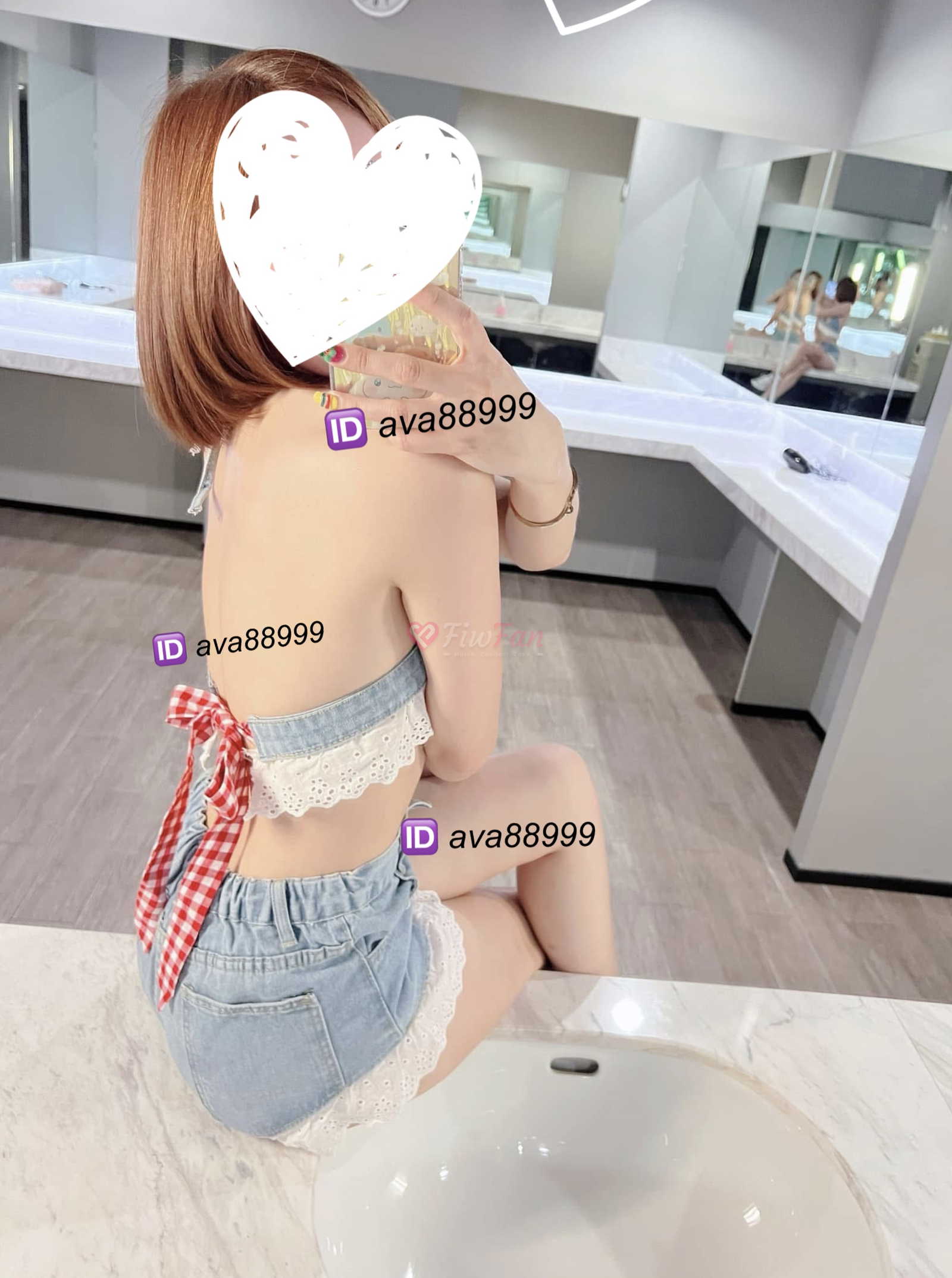 ปีใหม่ Peemai ไซไล สาวรับงาน ในชุดยีนส์เอวสูงและท็อปผูกหลัง ถ่ายในห้องแต่งตัว