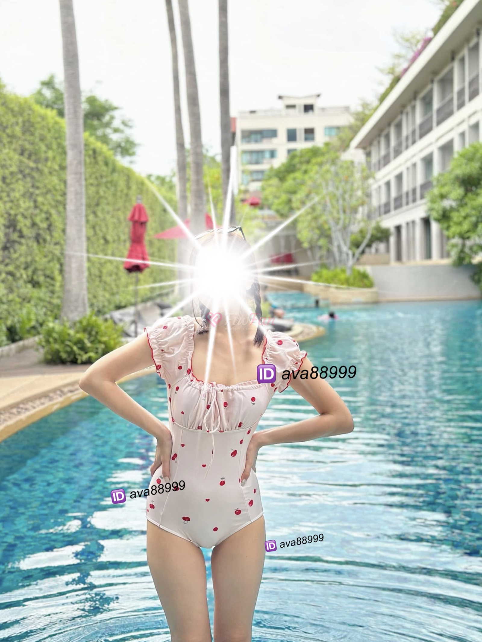 ปีใหม่ Peemai ไซด์ไลน์ สาวไซด์ไลน์ ในชุดว่ายน้ำลายเชอร์รี่ ยืนริมสระน้ำบรรยากาศรีสอร์ท
