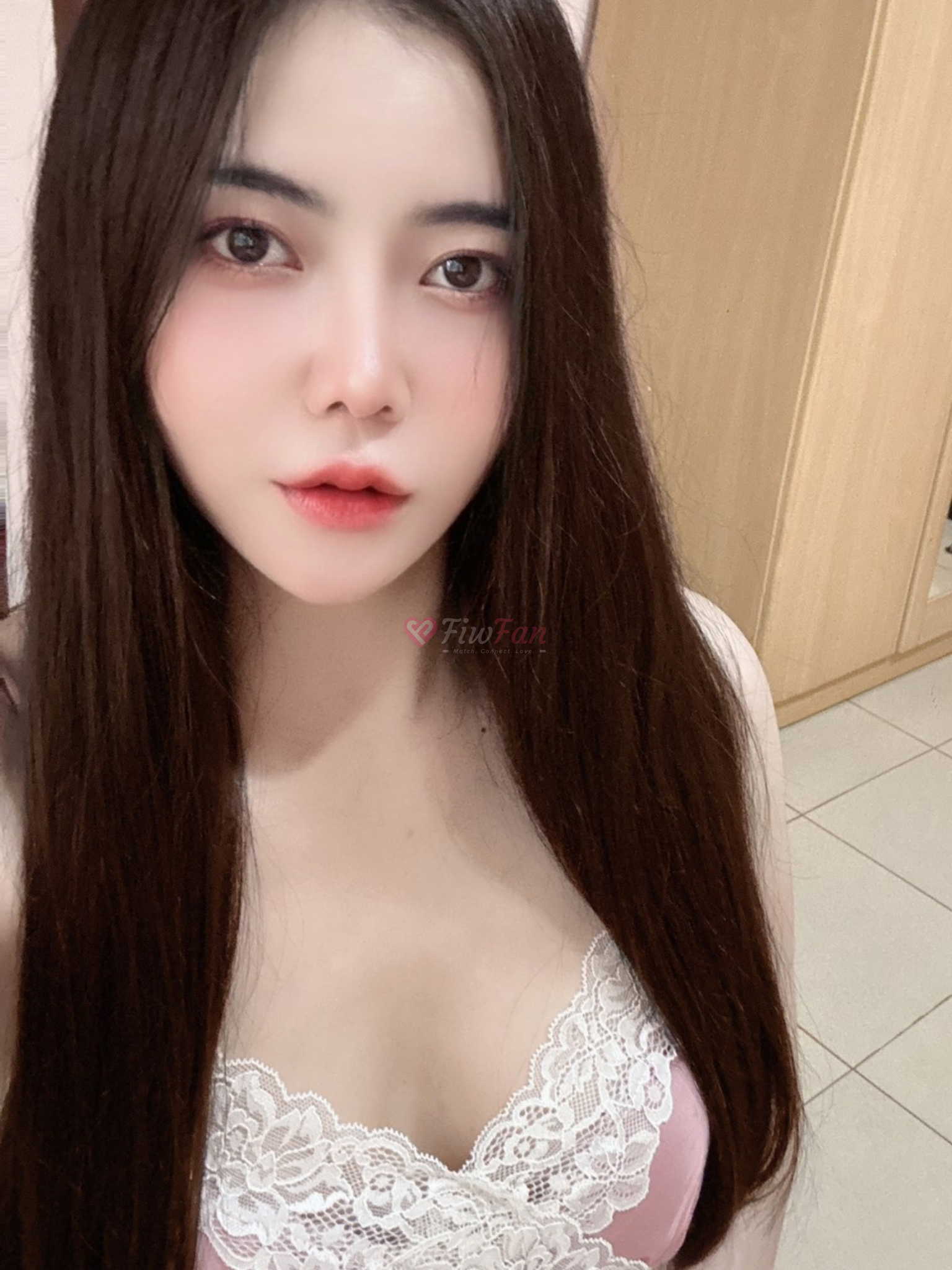 ปาร์ตี้ ไซไล รัชดา เซลฟี่ในห้องนอน ใส่ชุดชั้นในลูกไม้สีชมพูขาว – โปรไฟล์ fiwfan