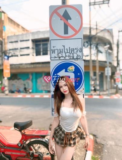 Nidli ไซด์ไลน์ เชียงใหม่ สาวไซไล ยืนโพสริมถนน ชุดขาวกับกระโปรงสั้นลายสก็อต sideline