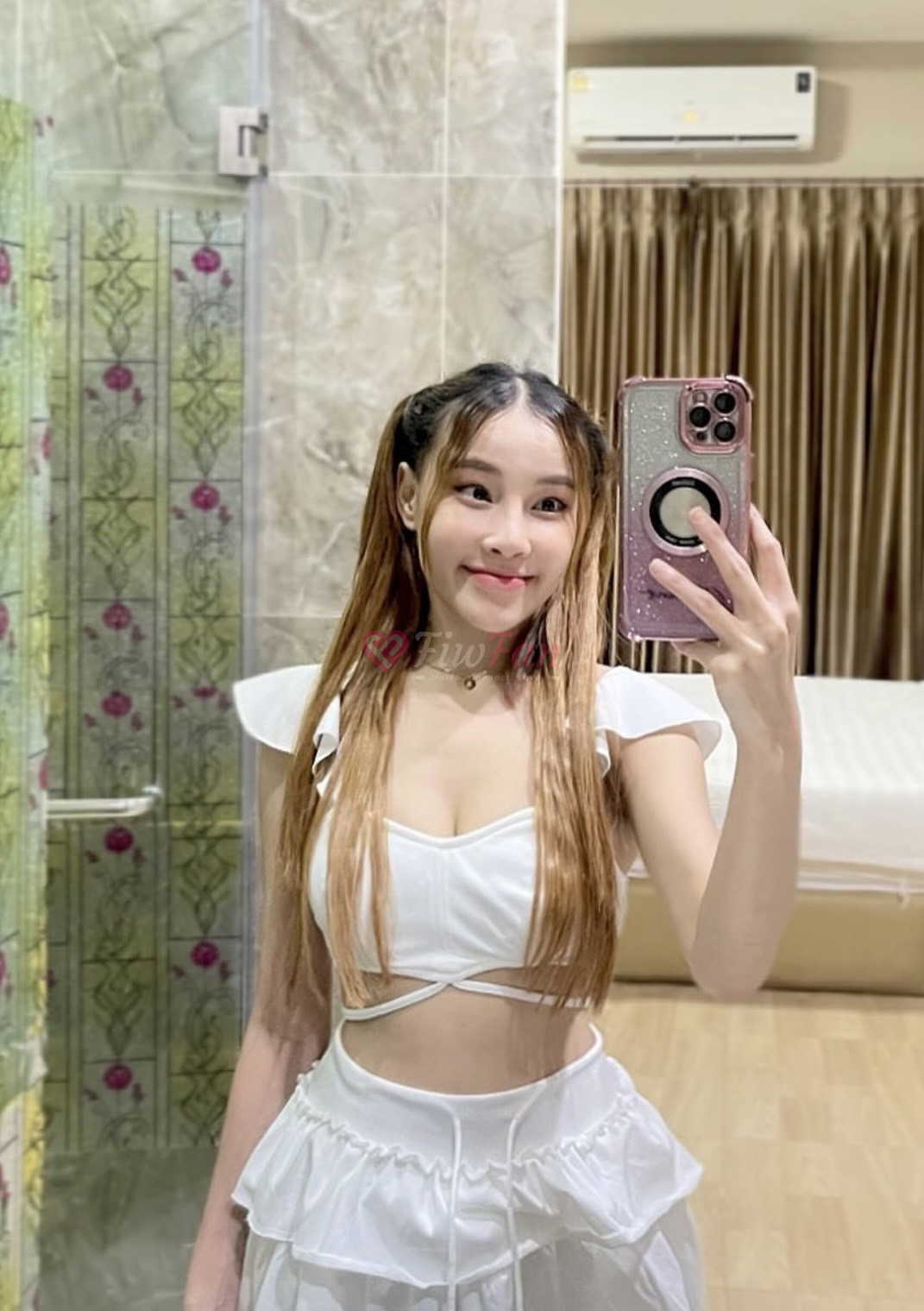 โบวี่ บางนา ลุคสดใสในชุดสีขาว