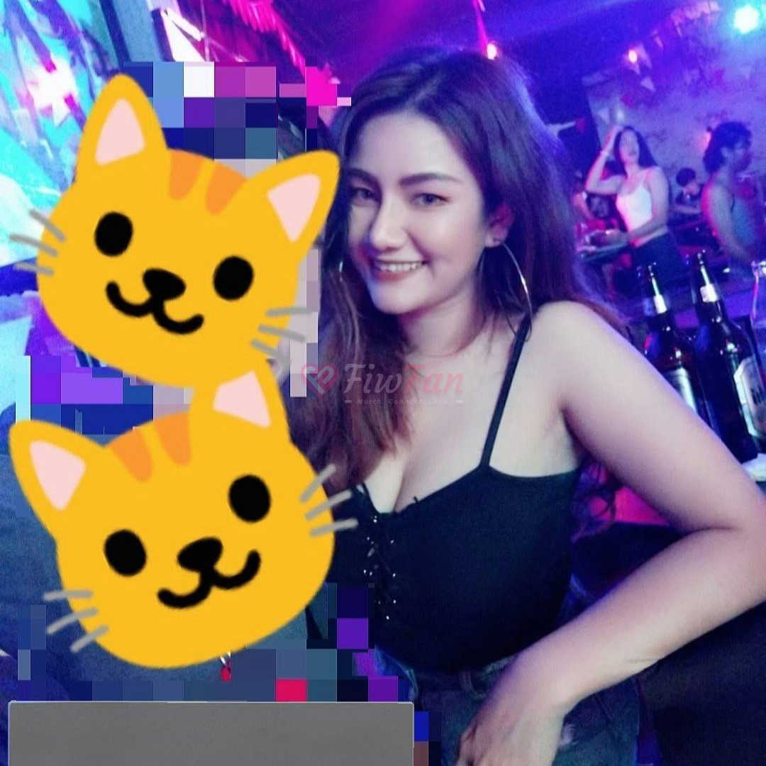 : Candynicha789 fiwfan สาวไซด์ไลน์ เชียงใหม่ ใส่สายเดี่ยวดำ นั่งในบาร์ยามค่ำคืน