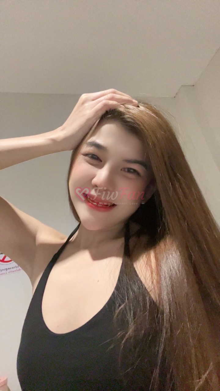 น้ำฟ้า fiwfans ไซด์ไลน์ หัวหิน ใส่ชุดดำโพสท่ามีรอยยิ้มสดใส