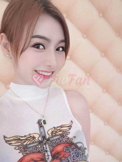 สาวไซด์ไลน์ พลอยชมพู ยิ้มหวานในชุดแขนกุดขาว ลายดอกกุหลาบ พื้นหลังโซฟาสีครีม