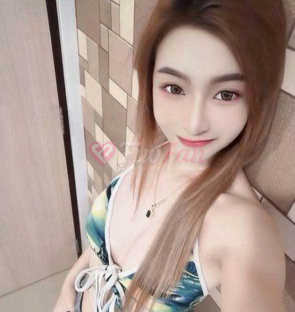 พลอยชมพู ไซด์ไลน์ ในชุดบิกินี่ลายเขียว ยืนพิงผนังลายโมเดิร์น