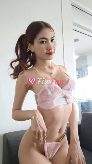 fiwfans ทะเล บางใหญ่ ชุดบิกินี่สีชมพู โพสบนโซฟา