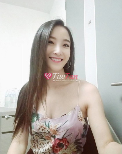 สาวไซด์ไลน์ ลูกเกด ศาลายา นครปฐม ใส่เดรสลายดอกโพสนั่งยิ้มในห้อง fiwfans sideline