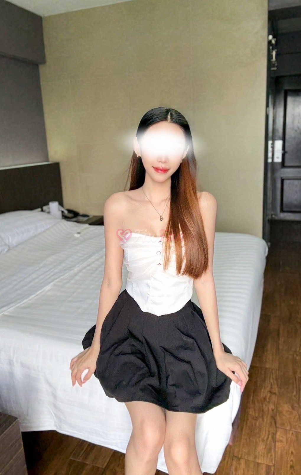 โปรไฟล์ fiwfan ของ หลิงหลิง — เซลฟี่ในชุดเสื้อเชิ้ตสีดำ โพสในห้องนอน