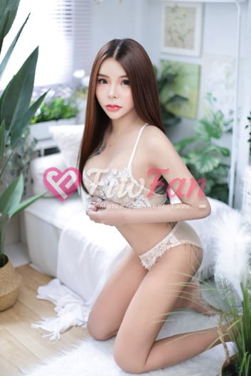 Beebee fiwfan สาวรับงาน อโศก ในชุดชั้นในสีครีมถ่ายในสตูดิโอ