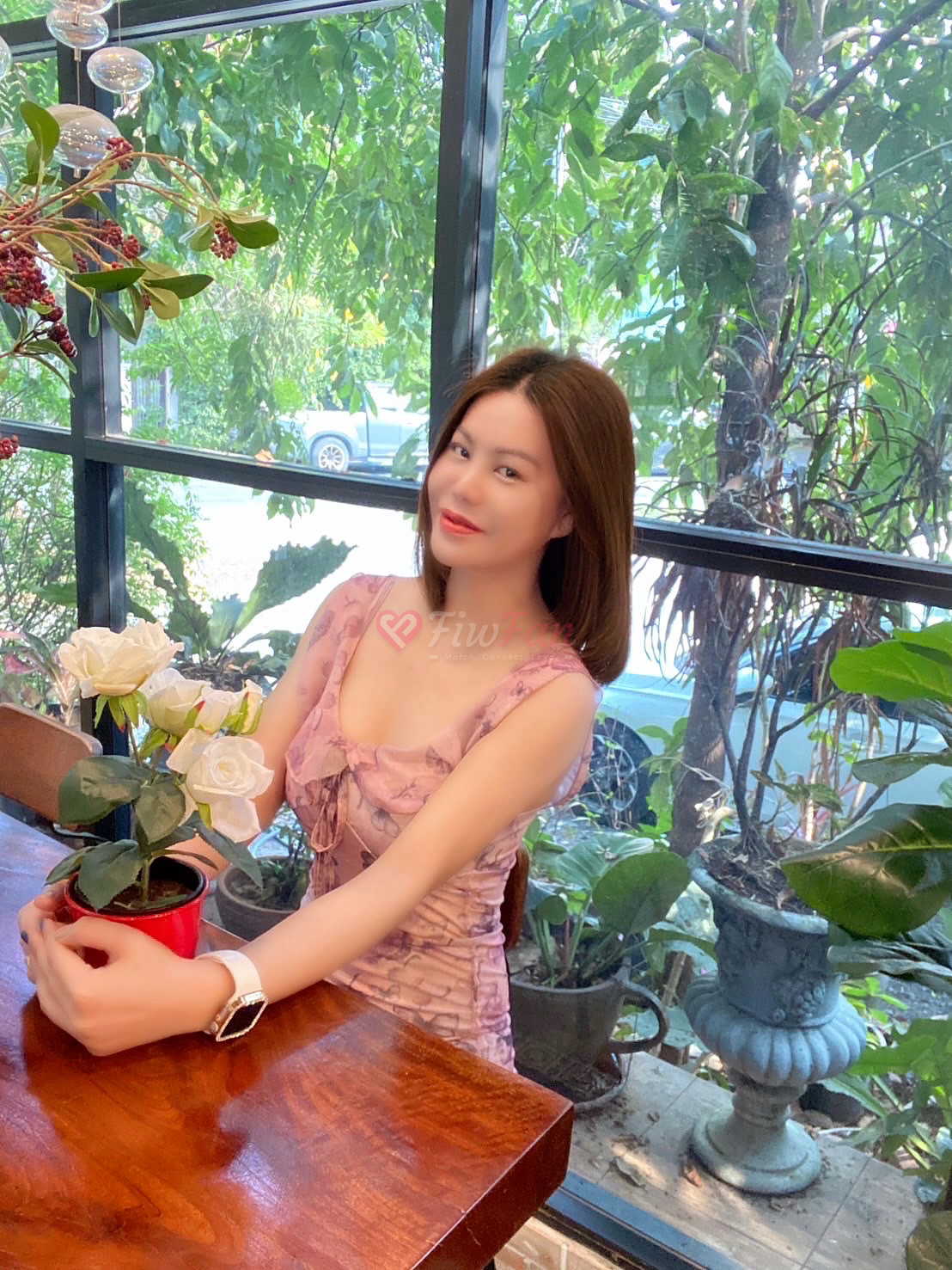 มินนี่ fiwfans สาวรับงาน สวยหวาน นั่งอยู่ในร้านกาแฟ – fiwfan