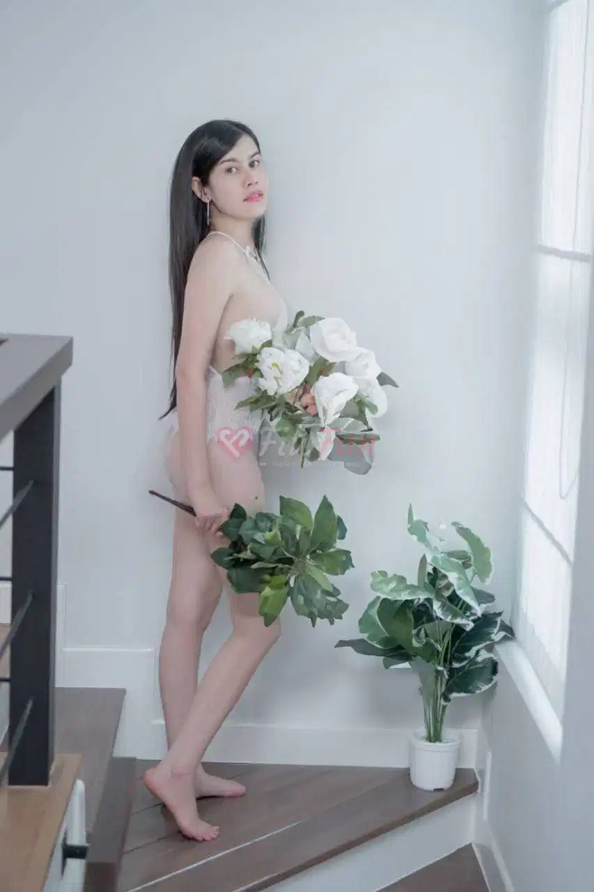 แซนวิชเซลฟี่โคลสอัพโชว์ผิวเนียนชุดสีเหลือง ย่าน Kaset-Nawamin พร้อมบริการแบบ sideline โดย แซนวิช