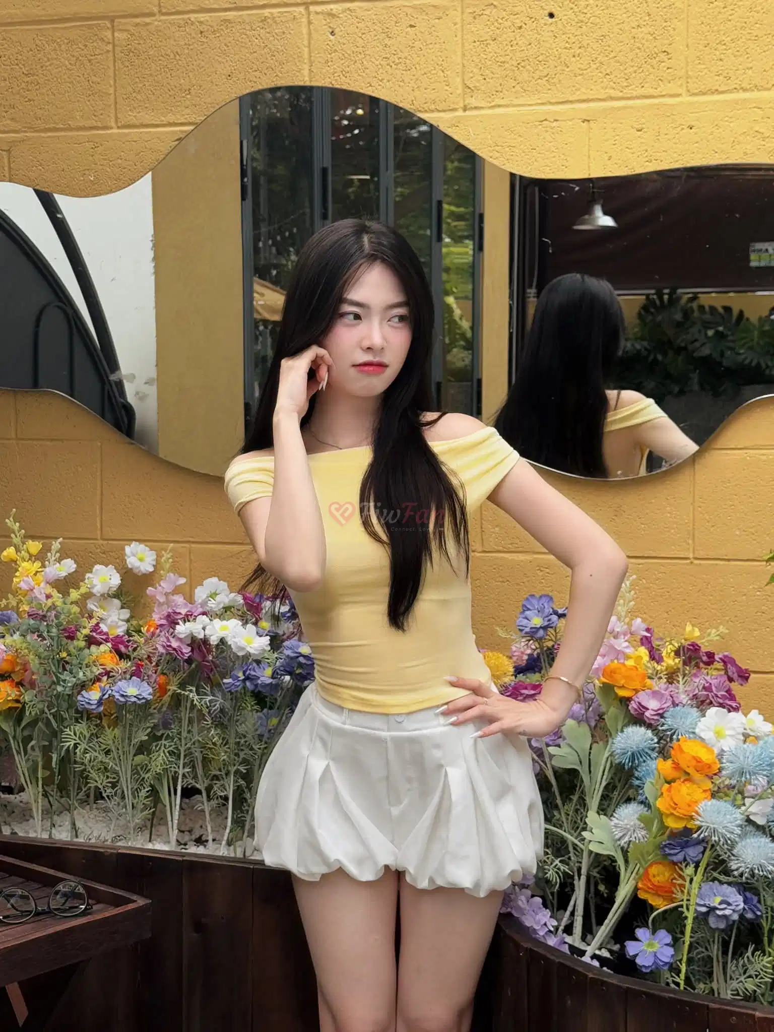 มิล่ามาใหม่สวมเสื้อปาดไหล่สีเหลืองกางเกงขาสั้นสีขาวในย่านห้วยขวาง พร้อมบริการแบบ fiwfan โดยมิล่ามาใหม่