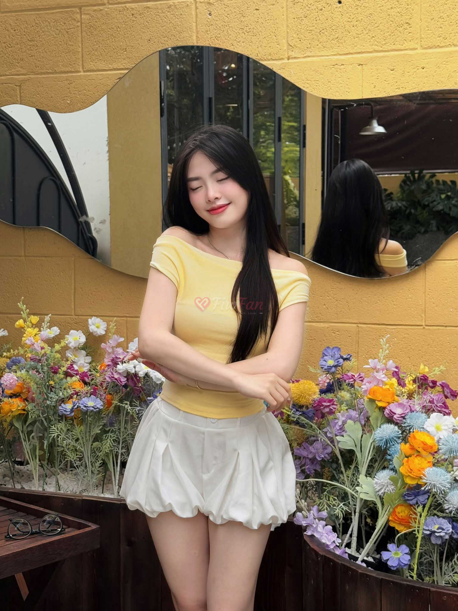 มิล่ามาใหม่ยืนหลับตาอมยิ้มกอดอกหน้ากระจกในย่านรัชดา17 พร้อมบริการแบบ sideline โดยมิล่ามาใหม่