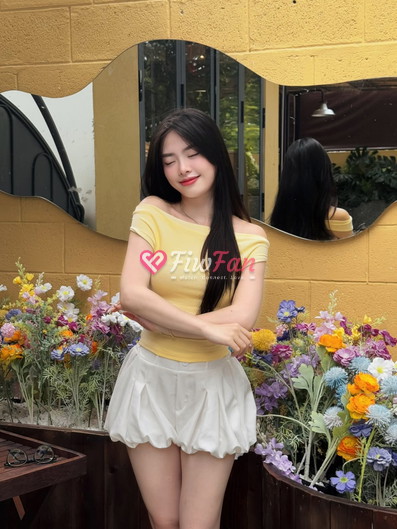 มิล่ามาใหม่ยืนหลับตาอมยิ้มกอดอกหน้ากระจกในย่านรัชดา17 พร้อมบริการแบบ sideline โดยมิล่ามาใหม่