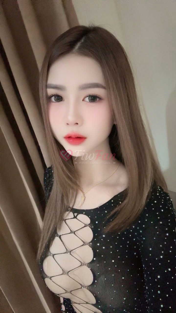 เฟิร์ส - ไซด์ไลน์ - 6915fd1bf1993_44063880-955B-4F80-B8E2-515B654F7B94 - fiwfans