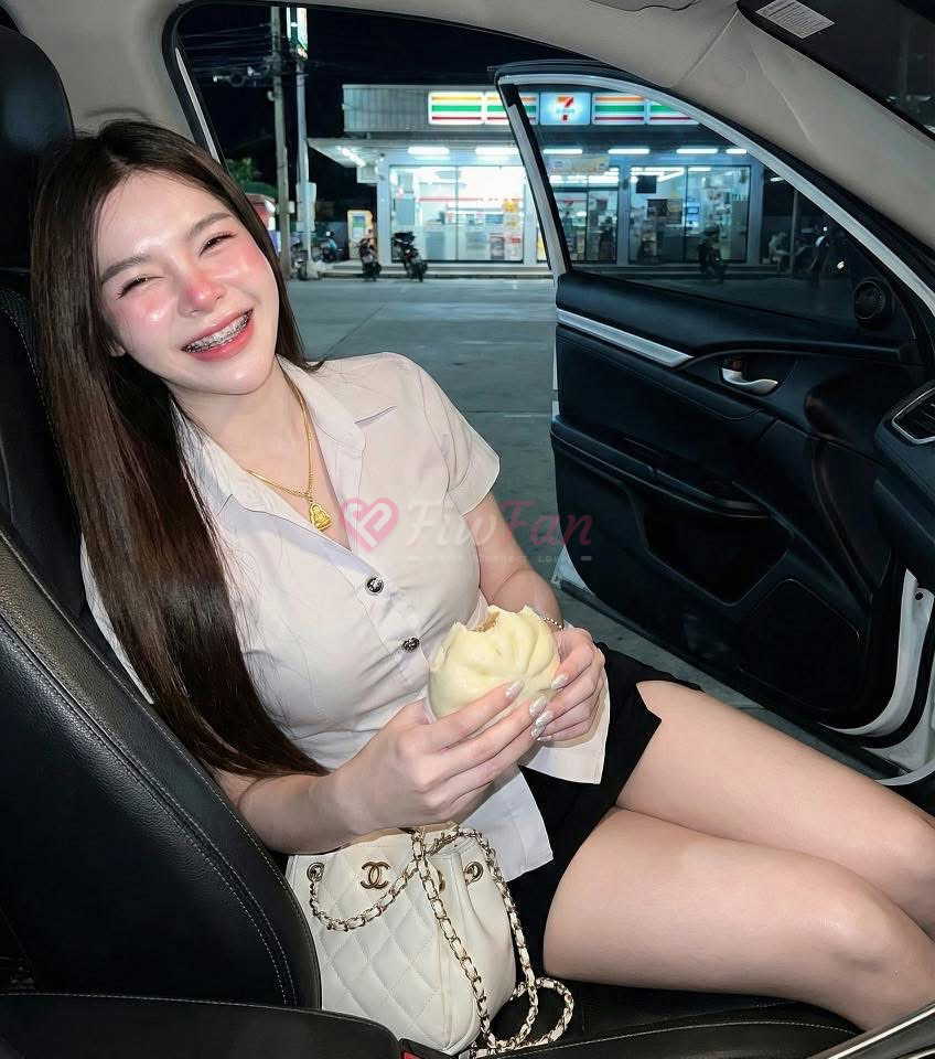 มะปรางในชุดนักศึกษาถือซาลาเปาในรถ ในย่าน Phetkasem พร้อมบริการแบบ fiwfan โดย มะปราง