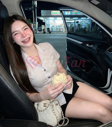 มะปรางในชุดนักศึกษาถือซาลาเปาในรถ ในย่าน Phetkasem พร้อมบริการแบบ fiwfan โดย มะปราง