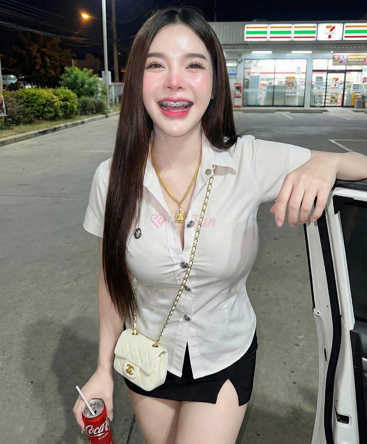 มะปรางยืนยิ้มข้างรถตอนกลางคืน ในย่าน Phetkasem พร้อมบริการแบบ sideline โดย มะปราง