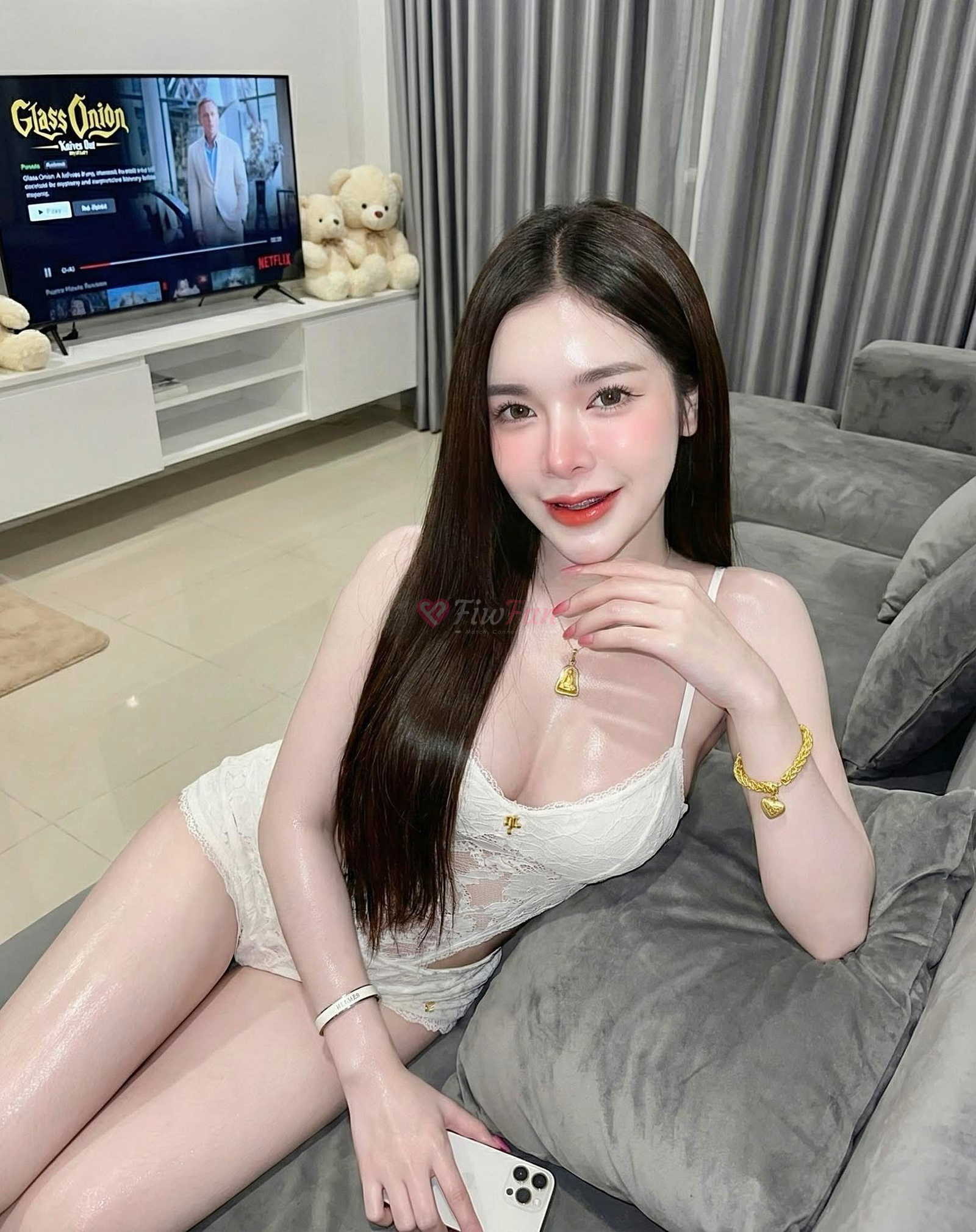 มะปรางในชุดลูกไม้สีขาวพักผ่อนบนโซฟา ในย่าน Phetkasem พร้อมบริการแบบ ไซด์ไลน์ โดย มะปราง