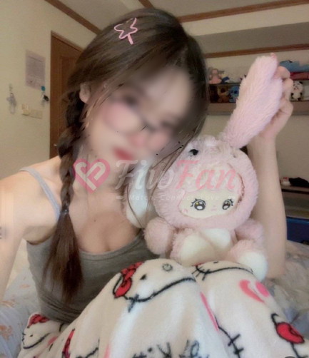 ฝ้ายใส่แว่นถักเปียคู่ถือตุ๊กตากระต่ายสีชมพูในย่านรัชดา พร้อมบริการแบบ sideline โดยฝ้าย