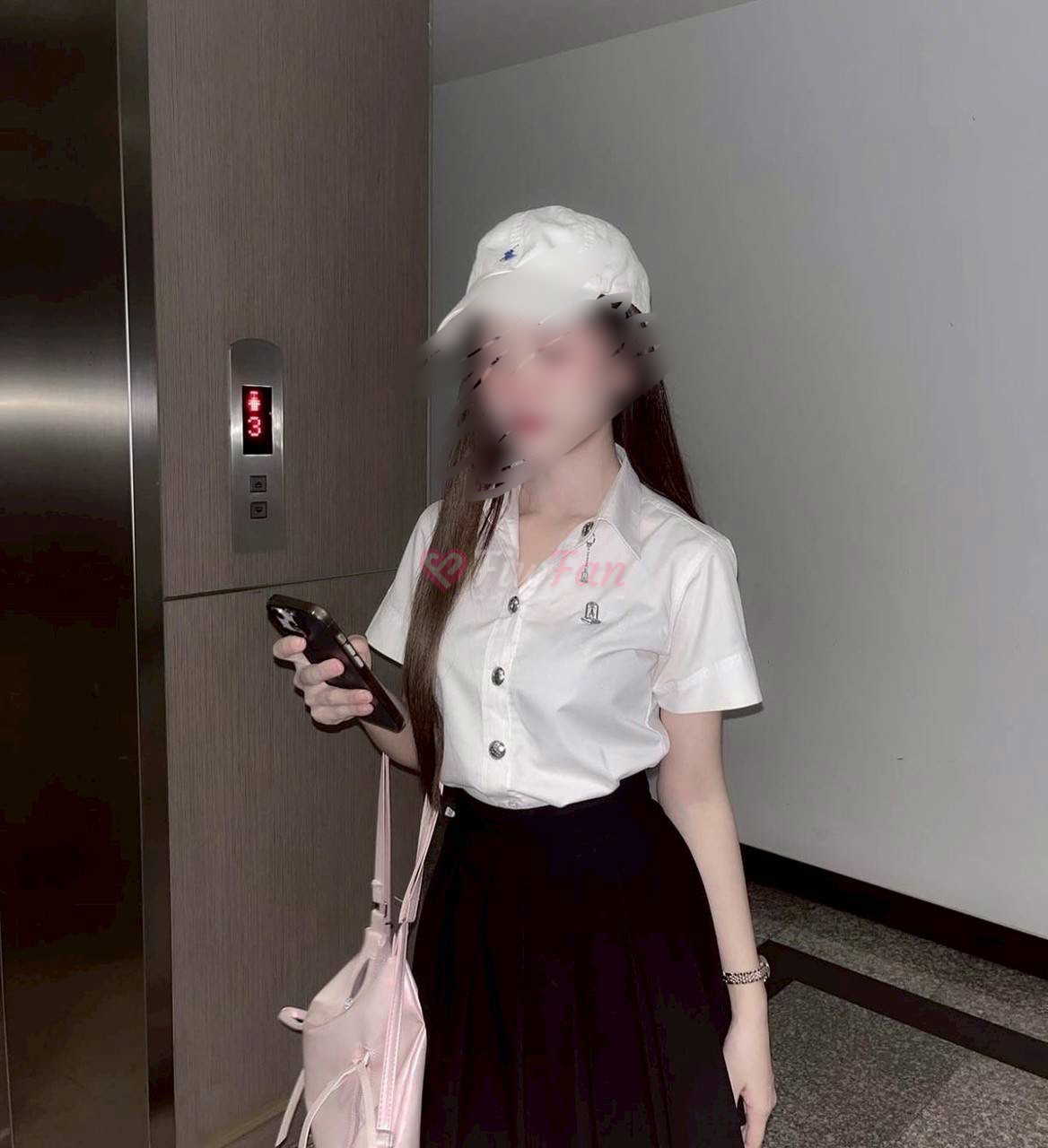 ฝ้ายในชุดนักศึกษาใส่หมวกแก๊ปสีขาวถือโทรศัพท์ในย่านรัชดา พร้อมบริการแบบไซด์ไลน์ โดยฝ้าย