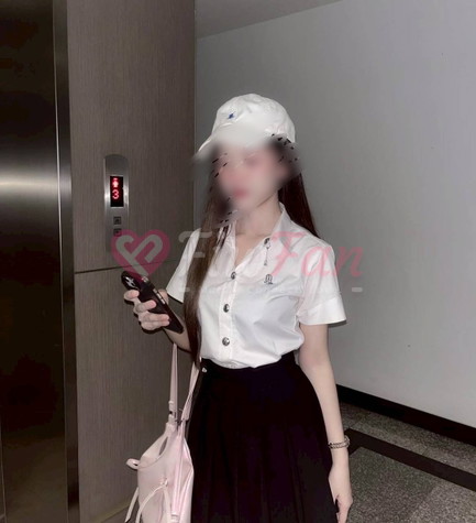 ฝ้ายในชุดนักศึกษาใส่หมวกแก๊ปสีขาวถือโทรศัพท์ในย่านรัชดา พร้อมบริการแบบไซด์ไลน์ โดยฝ้าย