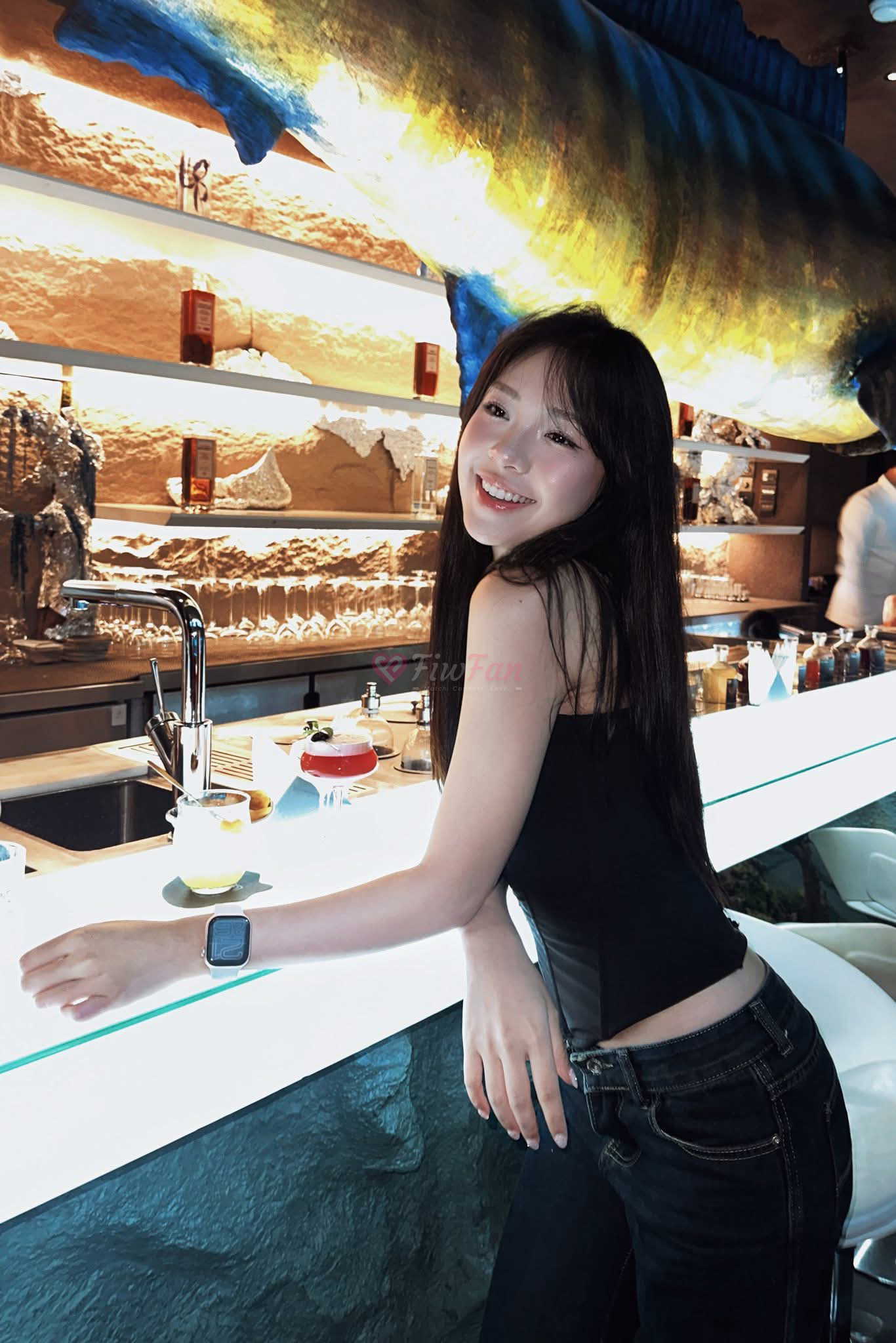 เดมี่รับงานมาใหม่ นั่งยิ้มที่เคาน์เตอร์บาร์ในชุดสายเดี่ยวสีดำ ย่าน รัชดา พร้อมบริการแบบ ไซด์ไลน์ โดย เดมี่รับงานมาใหม่