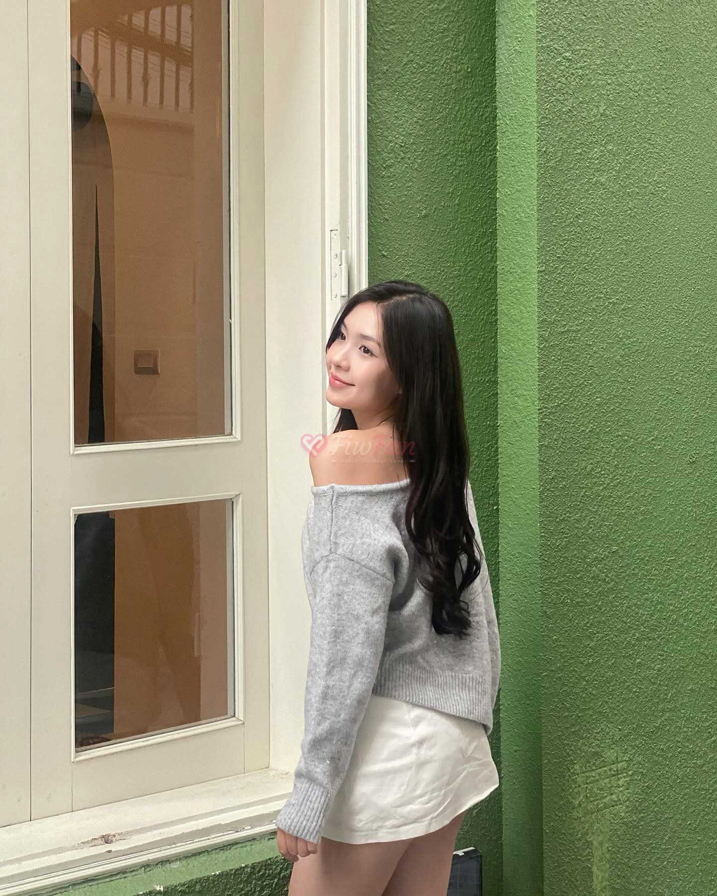 เดมี่รับงานมาใหม่ หันหลังยิ้มละมุนในชุดสเวตเตอร์สีเทา ย่าน เหม่งจ๋าย พร้อมบริการแบบ ไซไล โดย เดมี่รับงานมาใหม่