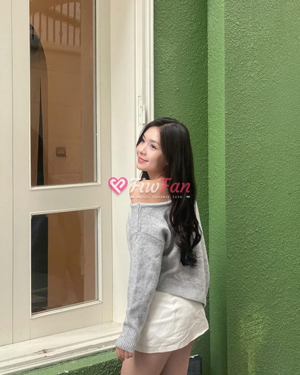 เดมี่รับงานมาใหม่ หันหลังยิ้มละมุนในชุดสเวตเตอร์สีเทา ย่าน เหม่งจ๋าย พร้อมบริการแบบ ไซไล โดย เดมี่รับงานมาใหม่