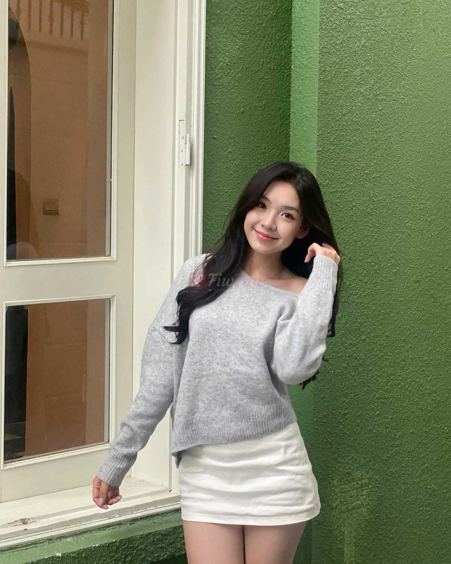 เดมี่รับงานมาใหม่ โพสท่าจับผมในชุดสเวตเตอร์และกระโปรงสั้น ย่าน ห้วยขวาง พร้อมบริการแบบ ฟิวแฟน โดย เดมี่รับงานมาใหม่