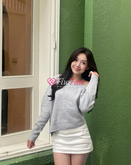 เดมี่รับงานมาใหม่ โพสท่าจับผมในชุดสเวตเตอร์และกระโปรงสั้น ย่าน ห้วยขวาง พร้อมบริการแบบ ฟิวแฟน โดย เดมี่รับงานมาใหม่