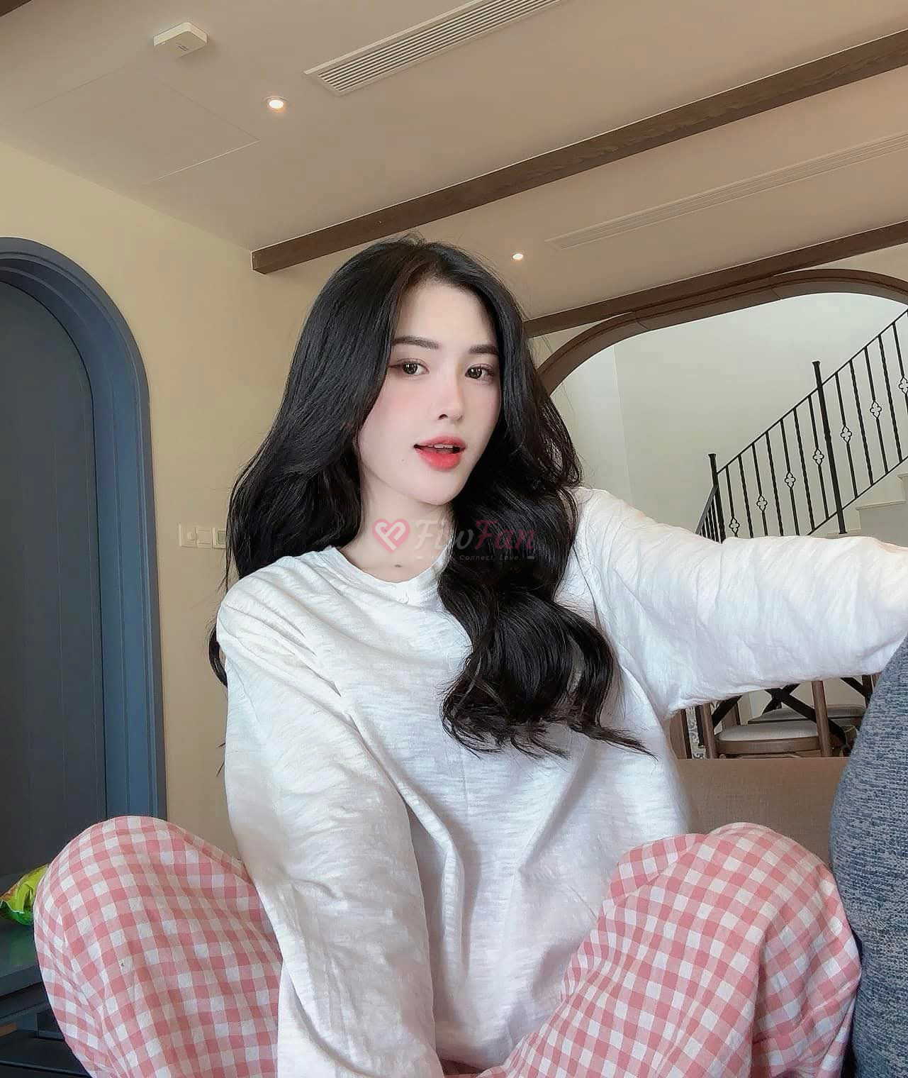 เดซี่ในลุคสาวผมสีชมพูโพสท่าโชว์ผิวขาวเนียน ในย่าน Rangsit พร้อมบริการแบบ ไซด์ไลน์ โดย เดซี่
