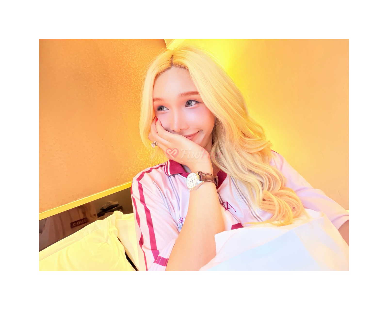 ท่านั่งยิ้มหวานบนเก้าอี้ผมสีบลอนด์ในย่าน ห้วยขวาง พร้อมรับงานที่ ห้วยขวาง โดย suriya-pongsuriya