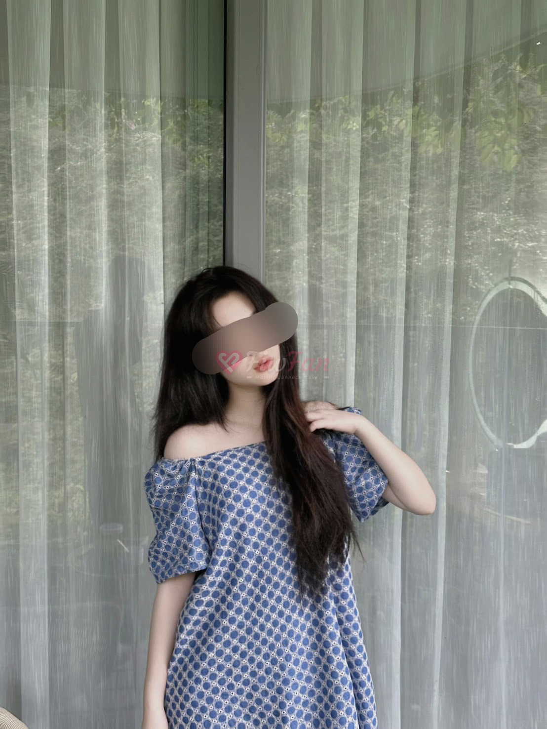 เป่าเป้ลูกครึ่งจีน ยืนโพสท่าหน้าม่านสีขาวในชุดเดรสลายจุดสีน้ำเงิน ในย่าน คลองหลวง พร้อมบริการแบบ sideline